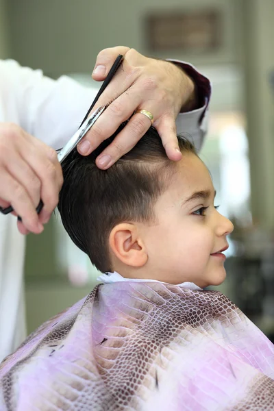 Criança encantadora em cabeleireiro — Fotografia de Stock