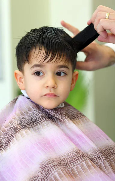Прекрасный ребенок в парикмахерской — стоковое фото