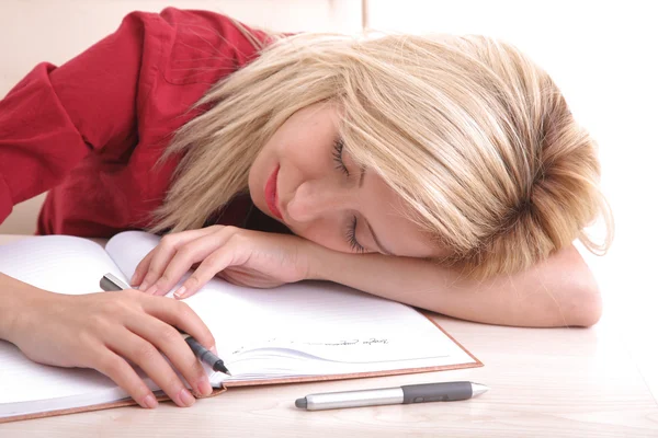 Blond kantoor meisje slapen — Stockfoto