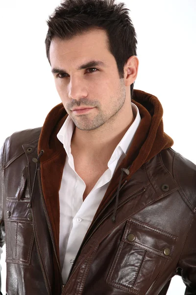 Hombre guapo en chaqueta de cuero — Foto de Stock