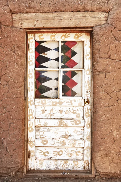 Zdobione drzwi i budynku firmy adobe — Zdjęcie stockowe