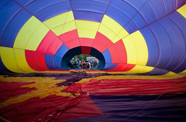 Heißluftballon aufblasen — Stockfoto