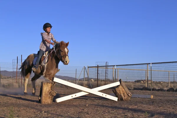 Junges Mädchen beim Ponyspringen — Stockfoto