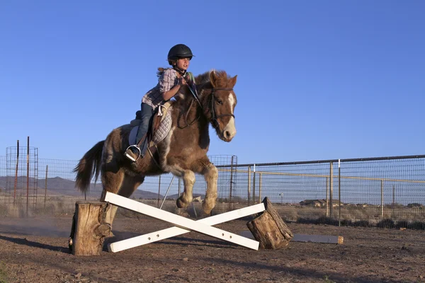 Joven chica saltando pony —  Fotos de Stock