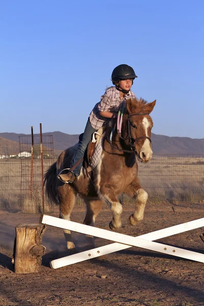 Junges Mädchen beim Ponyspringen — Stockfoto
