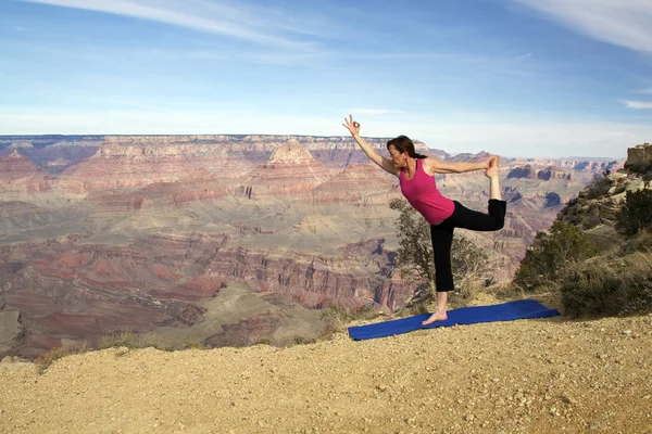 大峡谷瑜伽练习 — 图库照片