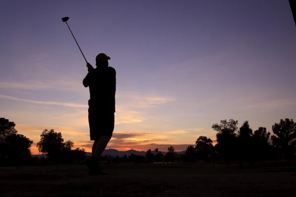 Golfer im Sonnenuntergang — Stockfoto