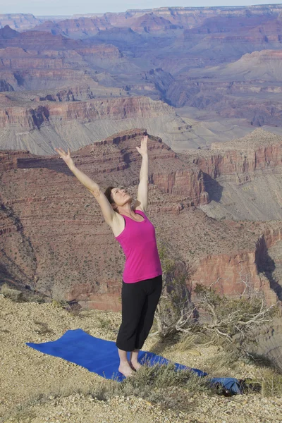 Grand canyon yoga uitrekkende pose — Stockfoto
