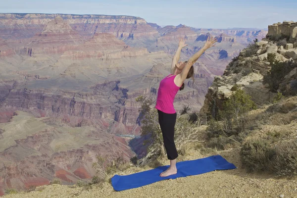 Grand canyon yoga uitrekkende pose — Stockfoto