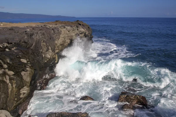 Порушення на скелястому берегової лінії хвилі — стокове фото