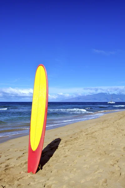 Planche de surf dans le sable — Photo