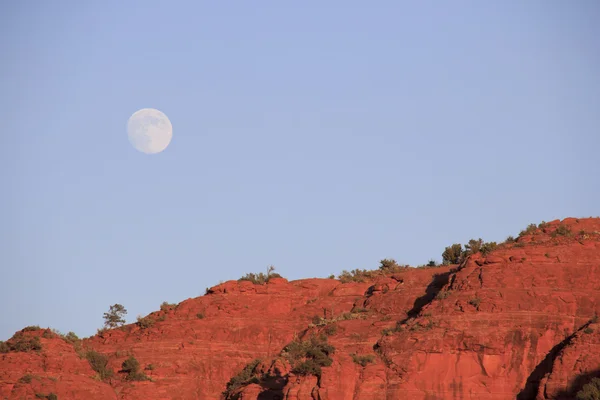 赤い岩と月 — ストック写真