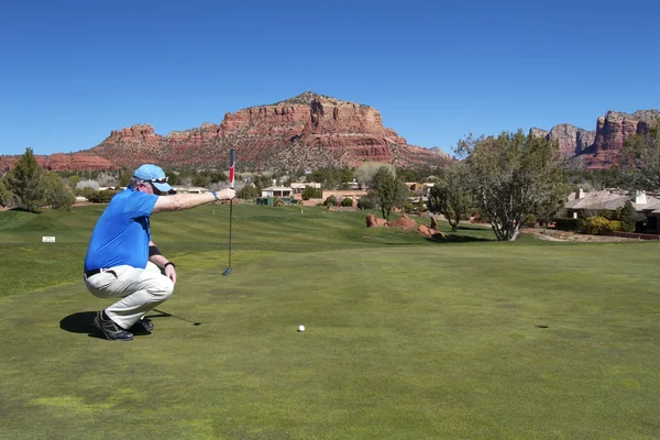 Golfspelare rada upp sin putt — Stockfoto