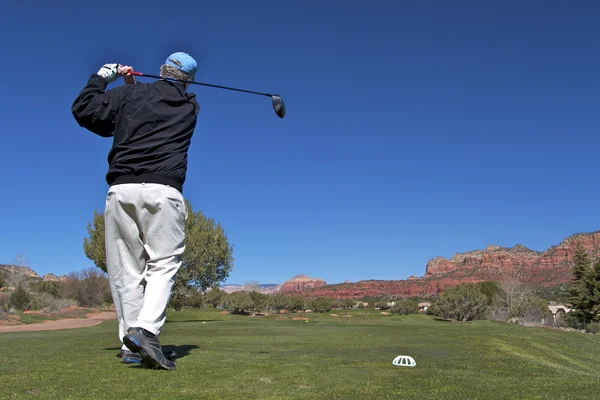 Golfer raken een station — Stockfoto