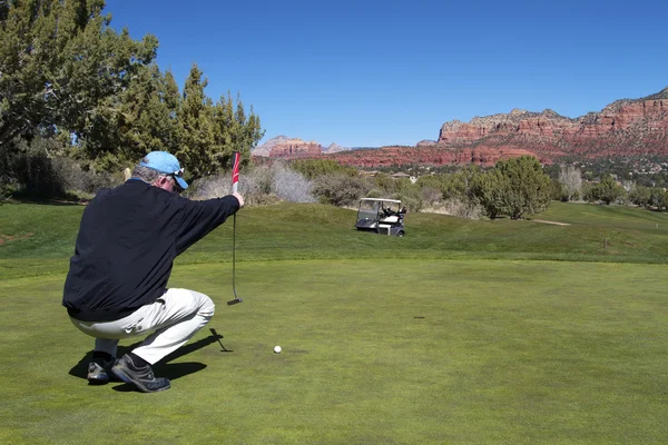 Golfista alinhando seu putt — Fotografia de Stock