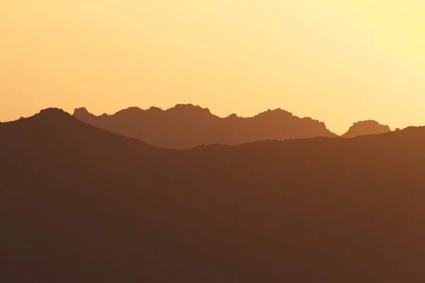 Montañas en la puesta del sol — Foto de Stock