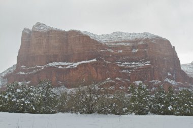 kar fırtınası içinde Adliye kaya