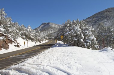 Kışın dağ yolu