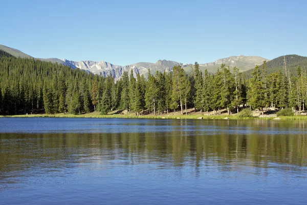 Hermoso lago de alta montaña —  Fotos de Stock