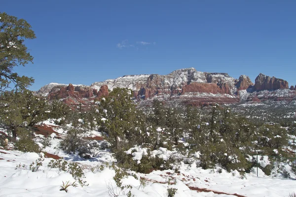 Rote Felsenlandschaft im Winter — Stockfoto