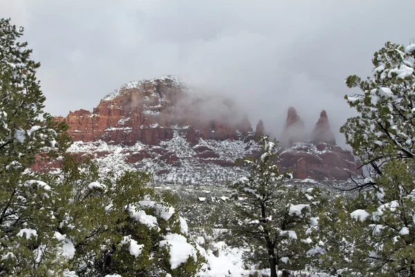 Paisagem de Red Rock em tempestade de neve — Fotografia de Stock
