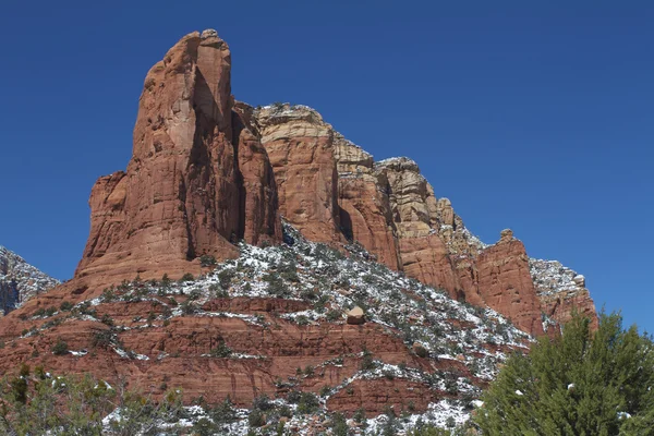 Impresionante formación de roca en invierno —  Fotos de Stock