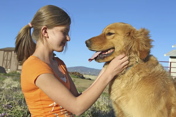 Mädchen und ihr Hund — Stockfoto