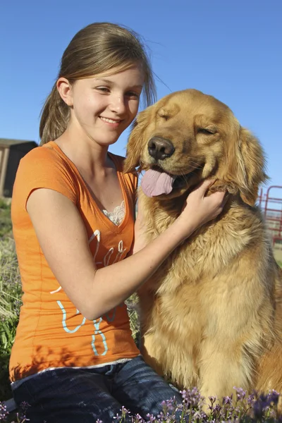 Meisje en haar hond — Stockfoto