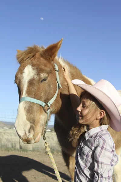 Glücklich junge Cowgirl und Pony — Stockfoto