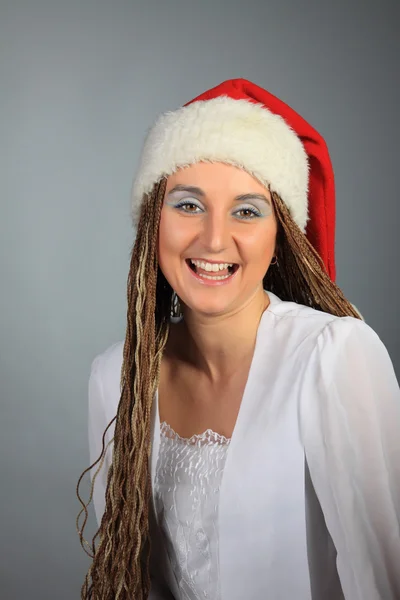 Студийный портрет девушки в красной новогодней кепке — стоковое фото