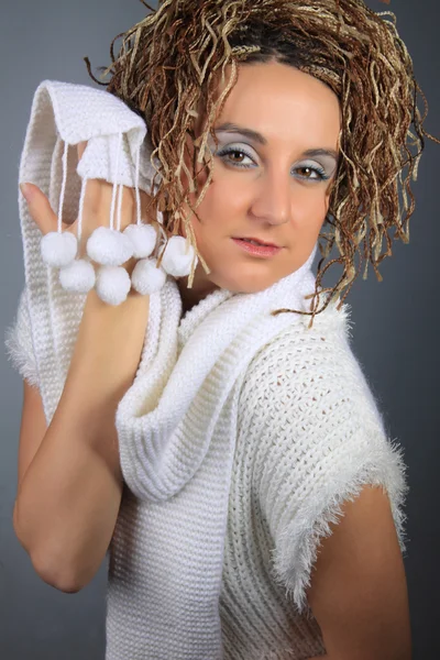 Ritratto della giovane ragazza con una sciarpa bianca — Foto Stock