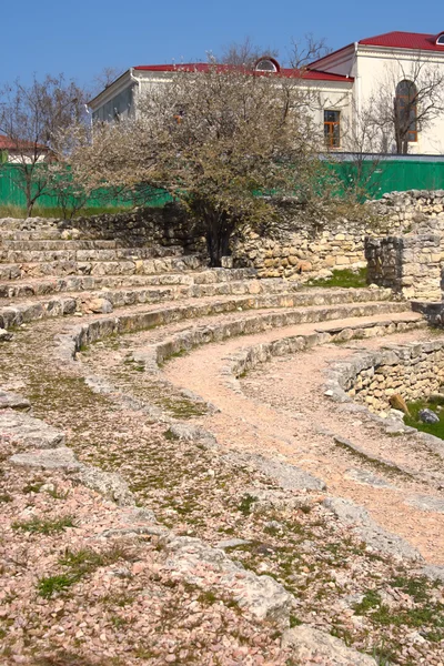 Schritte des antiken Theaters und moderne Gebäude — Stockfoto