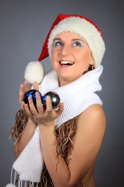 Девушка с меховыми игрушками в белом шарфе — стоковое фото