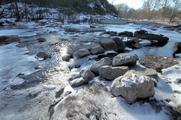 Rzeki zima z kamieni i lodu. krajobraz — Zdjęcie stockowe