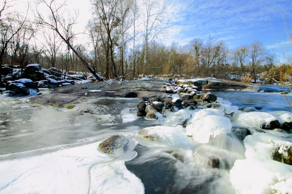 Flod i den solrige dag om vinteren. Et landskab - Stock-foto