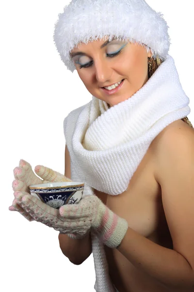 Девушка с чашкой на изолированном белом фоне . — стоковое фото