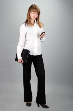 Kız pantolon dizüstü bilgisayar ve telefon