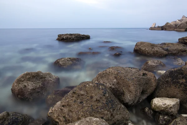 Námořní krajina s velkými kameny vpředu — Stock fotografie