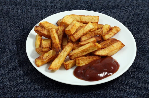 Papas fritas fritas con salsa en gran parte —  Fotos de Stock