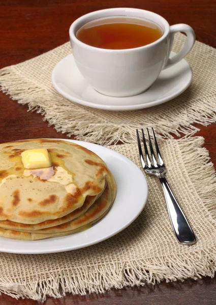 Frühstück aus Pfannkuchen mit Tee — Stockfoto