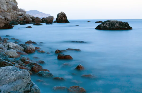 O cume de pedra e o mar. Uma paisagem — Fotografia de Stock