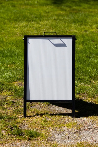 Valkoinen sandwich board merkki — kuvapankkivalokuva