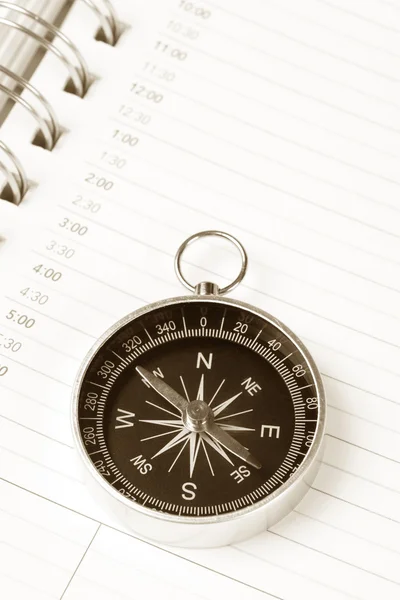Календарь и компас — стоковое фото