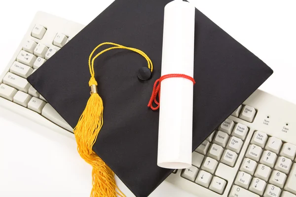 Black Mortarboard and computer keyboard — Stock Photo, Image