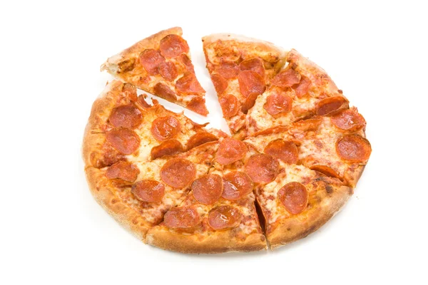 Pizza z serem i kiełbasą — Zdjęcie stockowe
