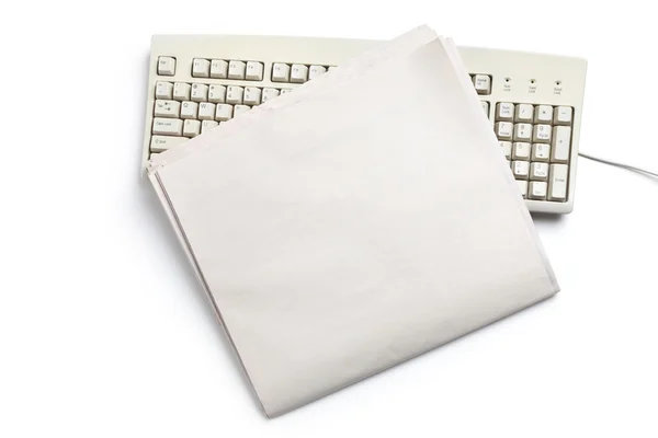 计算机键盘和报纸 — 图库照片