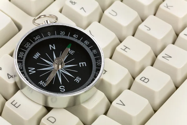 Computertastatur und Kompass — Stockfoto