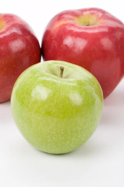 Zelené jablko červené jablko — Stock fotografie