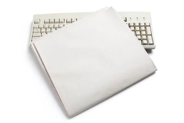 コンピューターのキーボードと新聞 — ストック写真