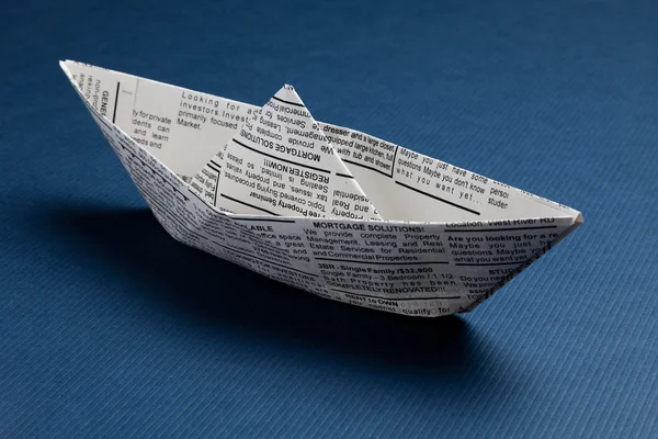 Газетная лодка — стоковое фото